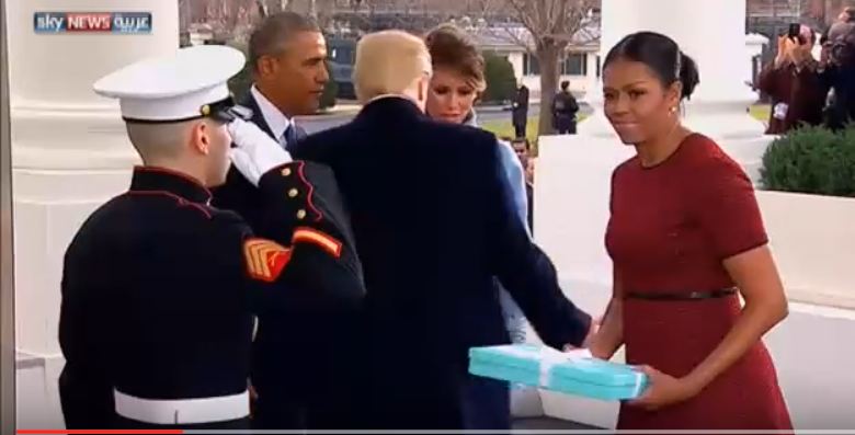 بالفيديو.. هدية زوجة ترامب تحرج ميشال أوباما
