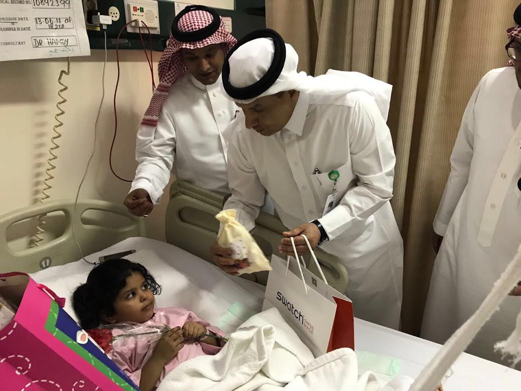 بالصور.. زيارات وهدايا وحلويات وورود في حفل معايدة مستشفى الملك عبدالعزيز