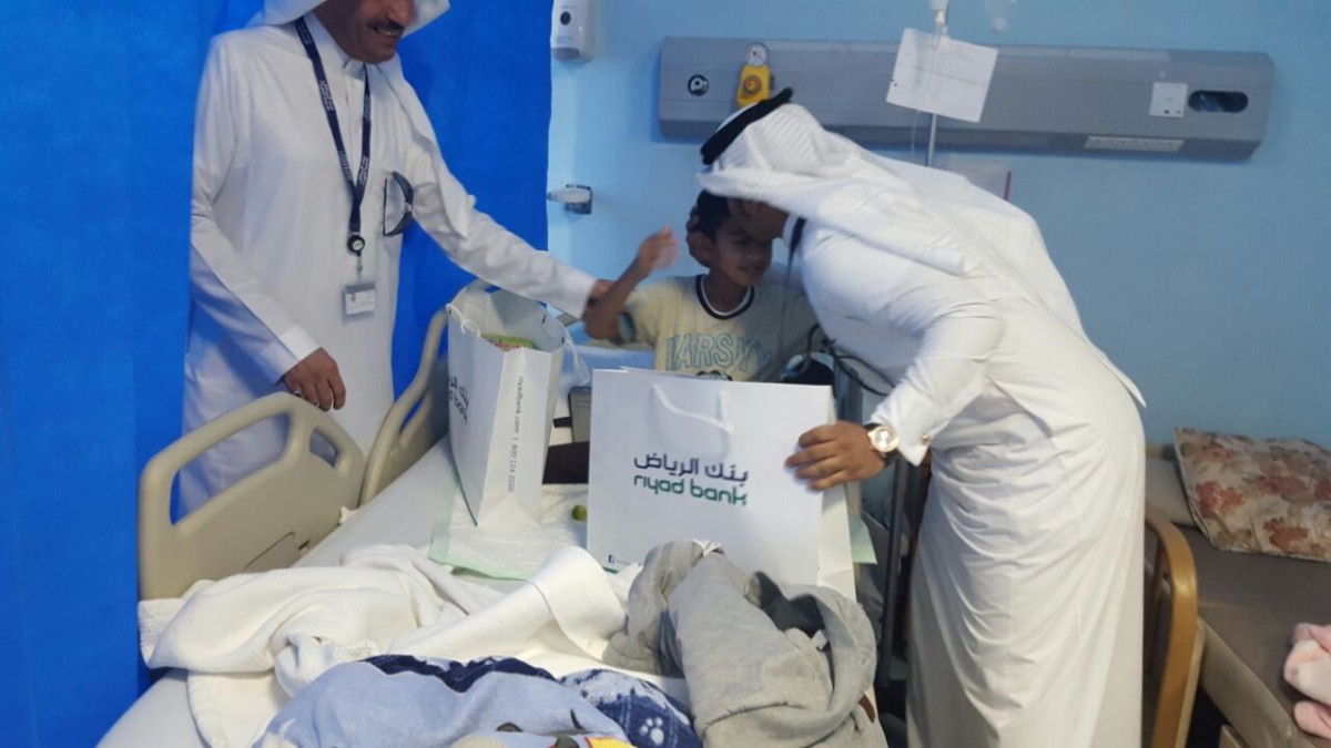 بنك الرياض يزور أطفال مستشفى جازان العام