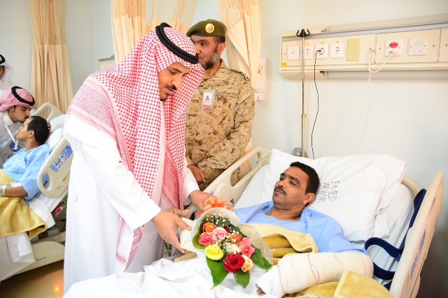 وفد من جامعة الملك خالد يزور المصابين من القوات البرية بالخميس