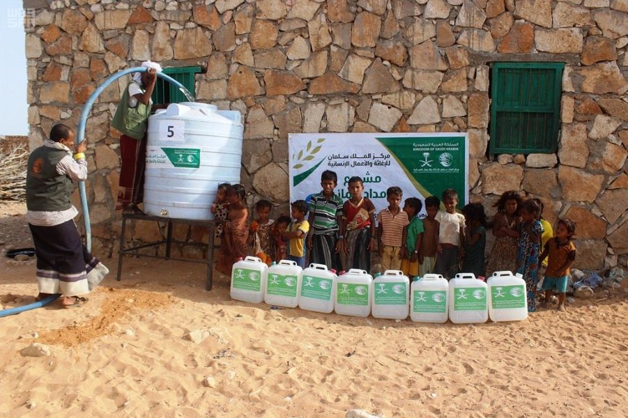 بالصور.. توزيع 530 خزان مياه على أهالي سقطرى باليمن