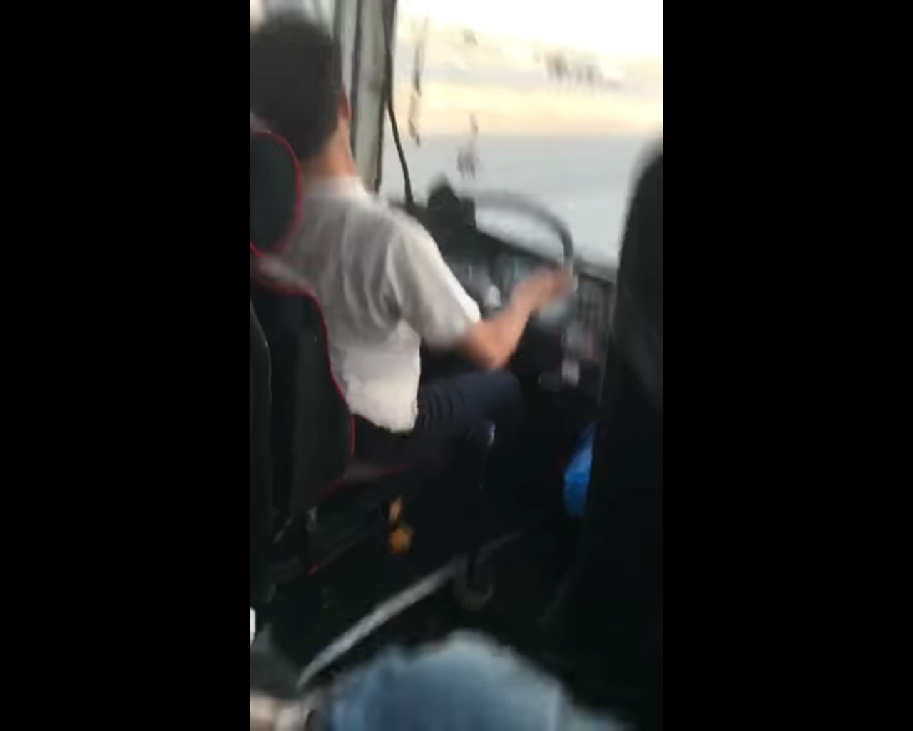 شاهد.. سائق حافلة ركاب من مكة إلى الرياض كاد أن يتسبب في كارثة!