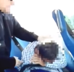 شاهد.. سائق حافلة في السويد يعتدي بالضرب والركل على لاجئ سوري