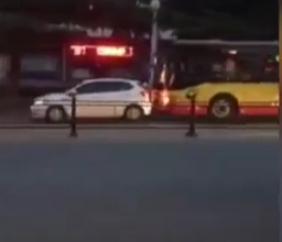 بالفيديو.. سائق حافلة يصدم سيارة متعمدًا عدة مرات