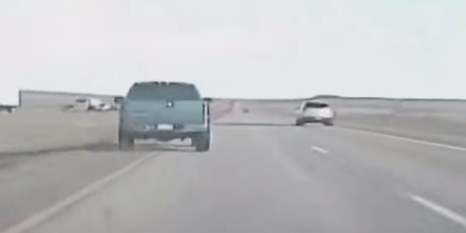 بالفيديو.. سائق مخمور يقود شاحنة بسرعة جنونية كيف كانت نهايته؟