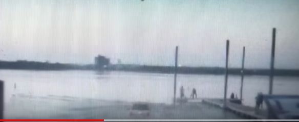 بالفيديو.. سائق مخمور يدخل بمركبته البحر هربًا من الشرطة
