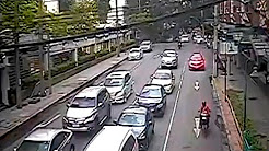 فيديو مروع.. سقوط عمود كهرباء على سائق دراجة نارية