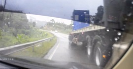 شاهد.. كيف تجنب سائق الاصطدام بشاحنة على طريق بتايلاند؟