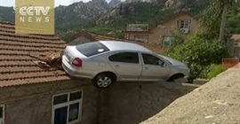 شاهد.. سائق يوقف سيارته فوق سطح منزل !