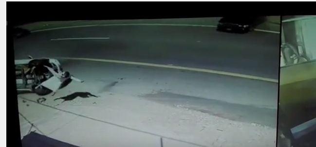 بالفيديو.. لحظة تطاير سائق “وانيت” انقلبت سيارته عِدة مرات في #الباحة