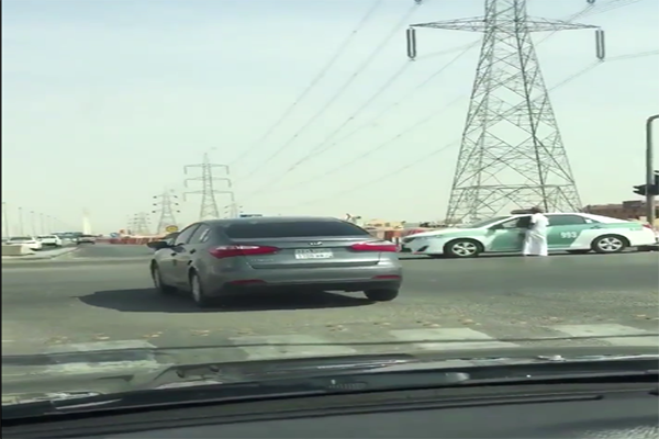 بالفيديو .. سائق لا يكترث بدورية أمنية ويقطع الإشارة في الرياض !