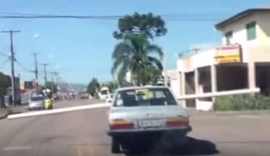 شاهد.. سائق يقود وهو ممسك بأنبوب بطول 6 أمتار في البرازيل