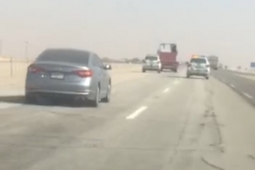 الأمن السعودي يوقف سائقا يقود شاحنة بشكل “هستيري”