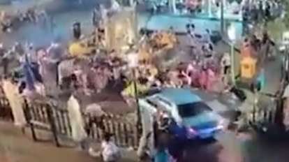 شاهد.. سائقة تصدم مجموعة سياح في تايلند بعد إصابتها بنوبة قلبية