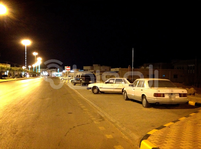 الشارع العام في “ساجر” يتحول إلى معرض سيارات