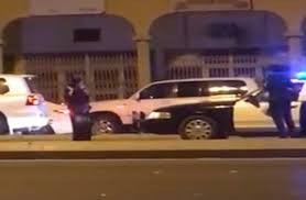 بالفيديو.. فتاة تحمل ساطوراً وتغلق أحد الشوارع في بريدة