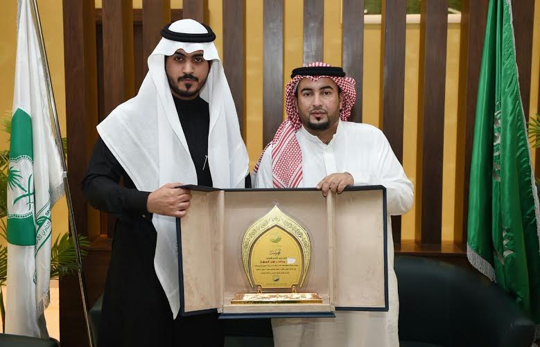 ساعد الزويهري يوقع عقد شراكة ‫(1)‬ ‫‬