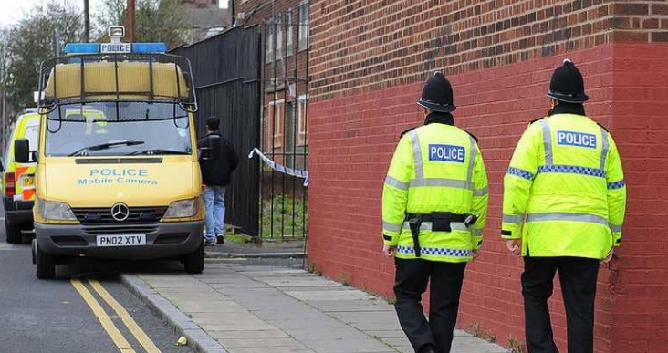 شرطة بريطانيا تطيح بساعي بريد تخصص في تسليم طرود المخدرات