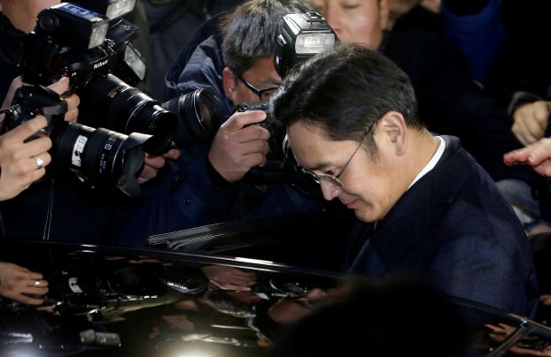 استجواب رئيس «سامسونغ» لأكثر من 22 ساعة في فضيحة فساد