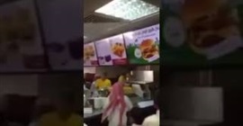 شاهد.. طعام مجّاني يتسبّب في فوضى بأحد مطاعم السعوديّة!