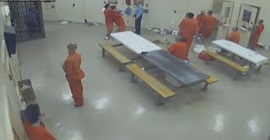 فيديو مروع.. سجناء يقتلون زميلهم ويخفون الجثة في الحمام