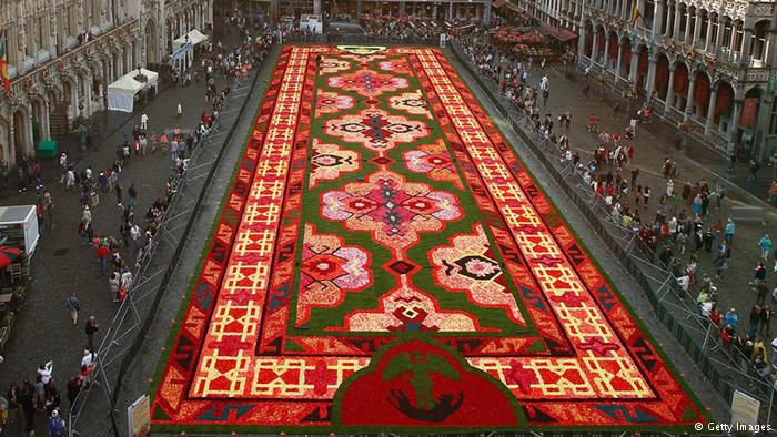 سجادة الـ 600 ألف زهرة تُزيّن الساحة الكبرى في بروكسل!