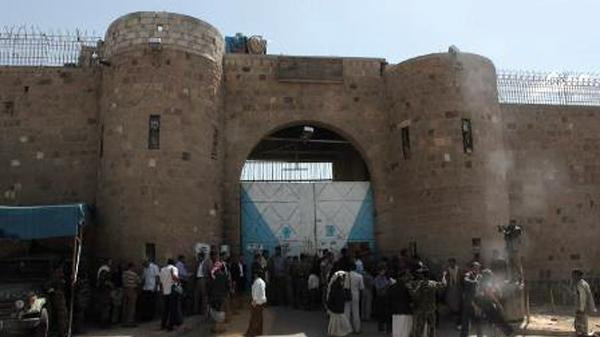 الحوثيون يقتحمون السجن المركزي بصنعاء لنقل سجناء إلى معتقلات سرية
