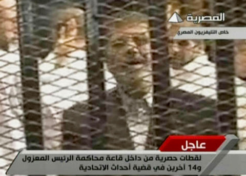 الصلاة والقرآن ومشاهدة التلفزيون.. أعمال مرسي في أول ليلة سجن