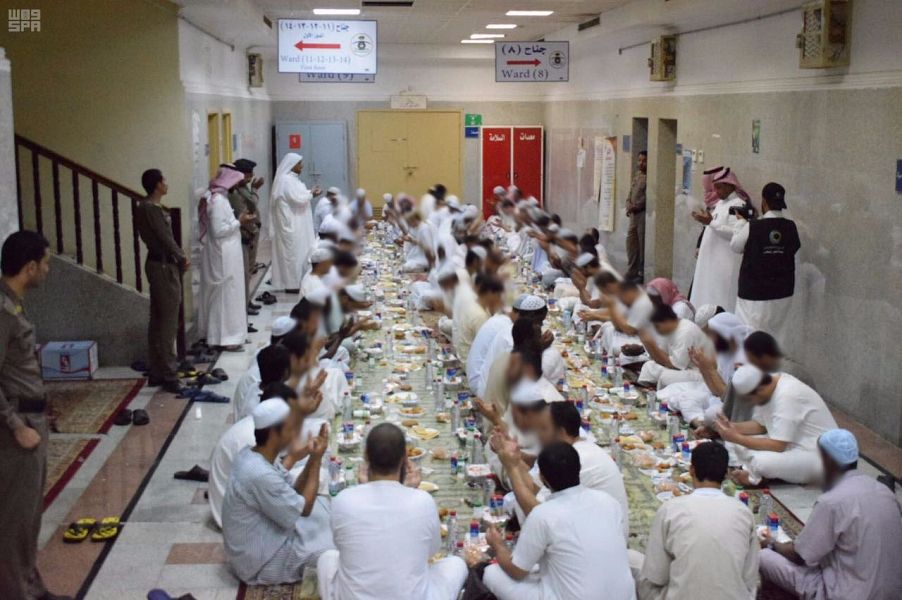 سجون مكة تقيم إفطارًا جماعيًّا للنزلاء