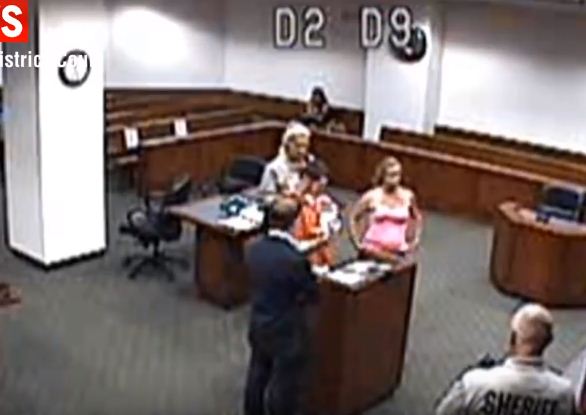 فيديو مؤثر.. قاضية تسمح لمتهم بلقاء طفله للمرة الأولى