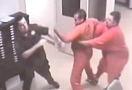 شاهد.. سجين ينقذ أحد ضباط السجن من هجوم زميله