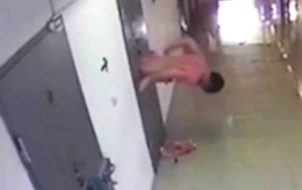 بالفيديو.. سجين يهرب من فتحة إدخال الطعام بباب السجن في روسيا