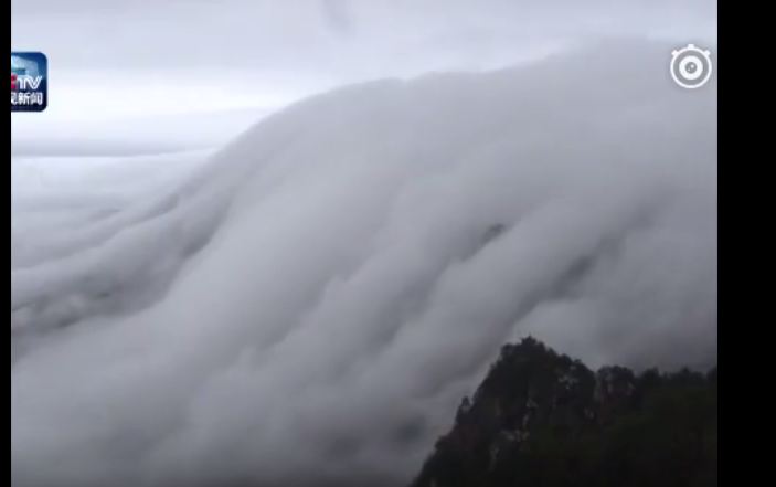 فيديو مذهل.. شلالات من السحب تتساقط على قمة جبل