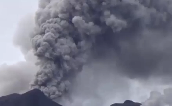 شاهد.. سحب الرماد تغطي سماء اندونيسيا بعد انفجار 3 براكين