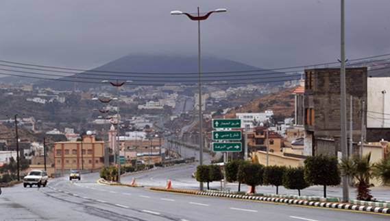 سحب رعدية كثيفة مصحوبة بأمطار غزيرة على 3 مناطق