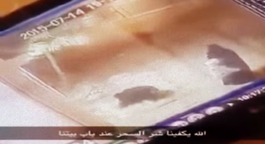 شاهد .. “كاميرا مراقبة” تكشف سعوديتان يضعان السحر أمام منزل