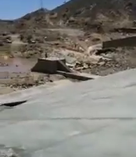 بالفيديو.. سخرية أهالي ترج #تنومة بعد انهيار سد بسبب الأمطار