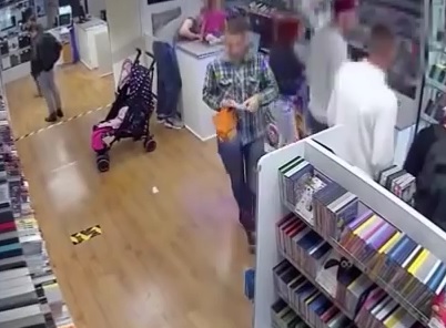 بالفيديو.. بريطانيّ يستخدم طفلته للتمويه لسرقة جوّال