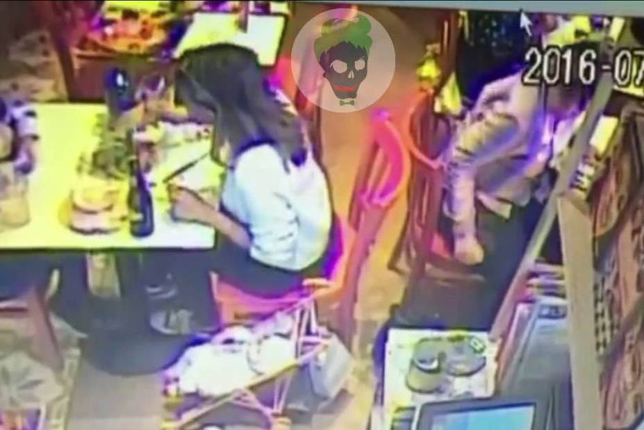 بالفيديو .. سرقة حقيبة فتاة عربية في أحد مطاعم لندن