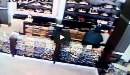 بالفيديو.. سيدتان تتناوبان سرقة محل حلويات بـ #الطائف