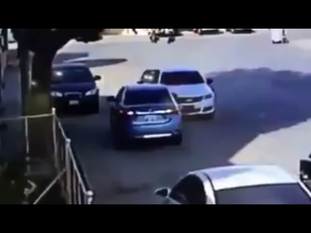 شاهد.. خدعة شيطانية جديدة لسرقة سيارات الرياض في وضح النهار!