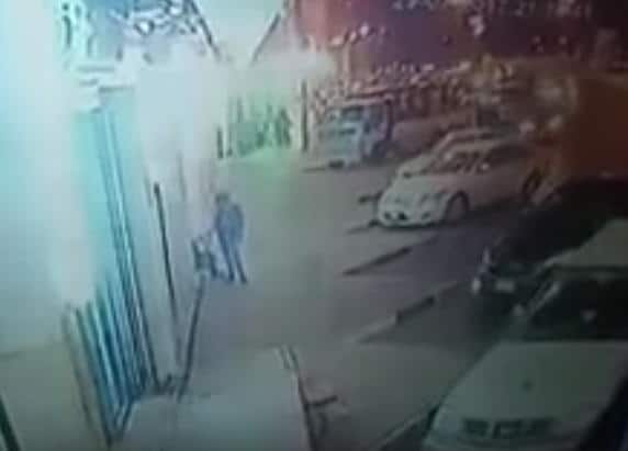 شاهد.. طريقة جديدة لسرقة السيارات في المواقف