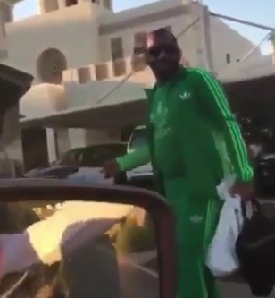 شاهد.. سرقة سيارة لاعب سعودي شهير أمام عينيه