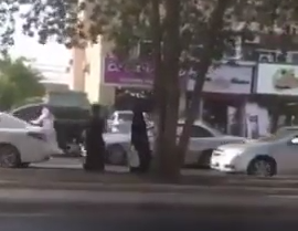 بالفيديو .. افتعلا مشاجرة مع وافد ليسرقا سيارته في نهار رمضان
