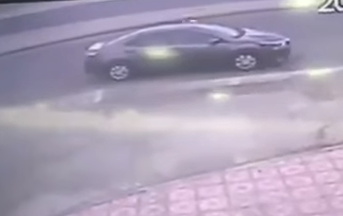 شاهد.. شاب يسرق سيارة في وضع التشغيل بالمدينة المنورة