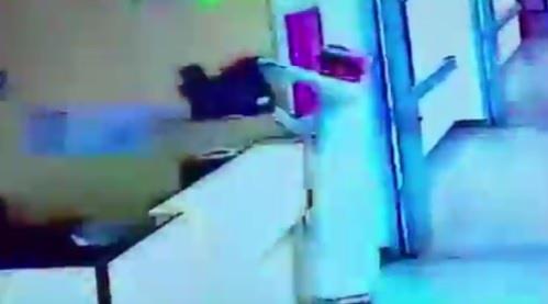 فيديو يوثق سرقة شاب لطابعة من داخل مستشفى وادي الدواسر