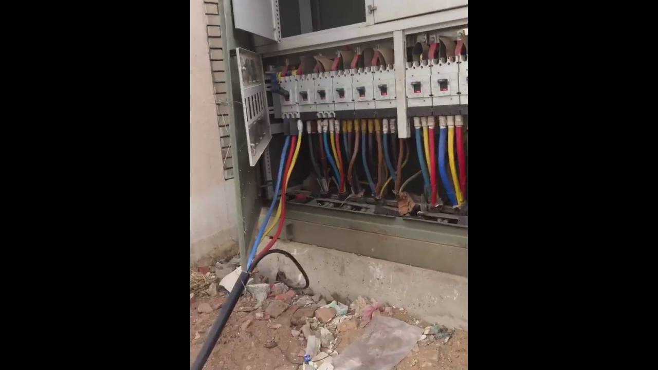 بالفيديو .. مواطن يوثق سرقة الكهرباء من عداد مفتوح بجدة