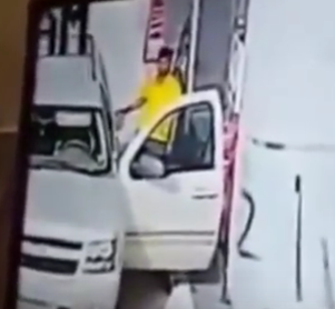بالفيديو.. شباب يسرقون عامل محطة وقود بطريقة خبيْثة!