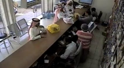 بالفيديو.. 3 لصوص يسرقون مسناً تحت أعين الكاميرا