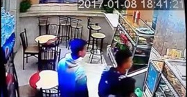 شاهد.. لحظة سرقة ثلاثة شباب مطعمًا بطريقة ماكرة